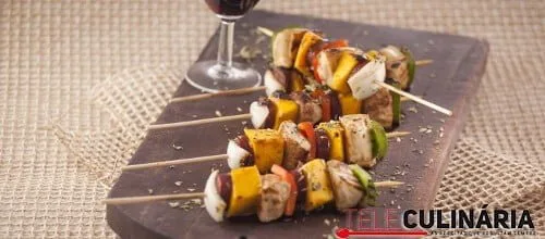 Espetadas de frango com manga e paprica