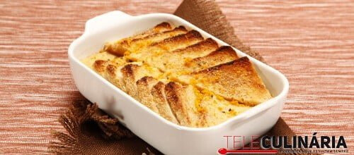 Pudim de pão com leite de coco e cardamomo