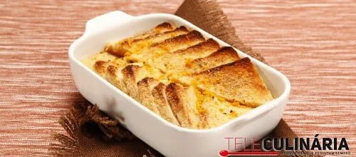 Pudim de pão com leite de coco e cardamomo