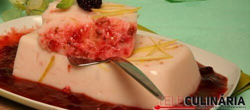 Semifrio de iogurte com molho de framboesa