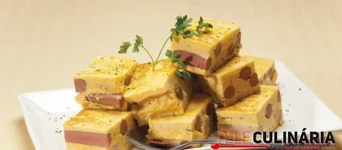 Pudim de pão com salsichas