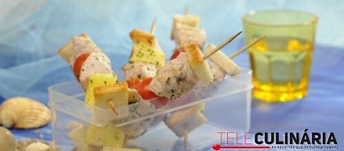 Espetadas de peru com cubos de pão de forma