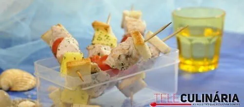 Espetadas de peru com cubos de pão de forma