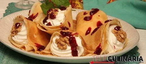 Crepes com chantilly e nozes
