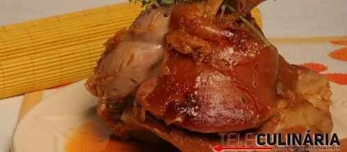 Pernil de porco marinado com ervas