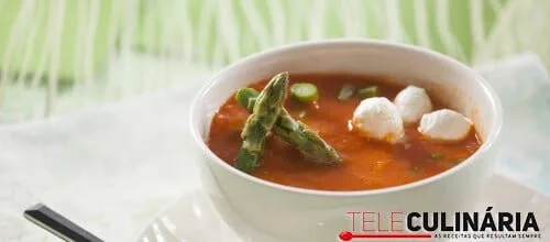Sopa fria de tomate assado com espargos