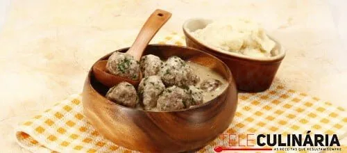 Almôndegas com molho de natas