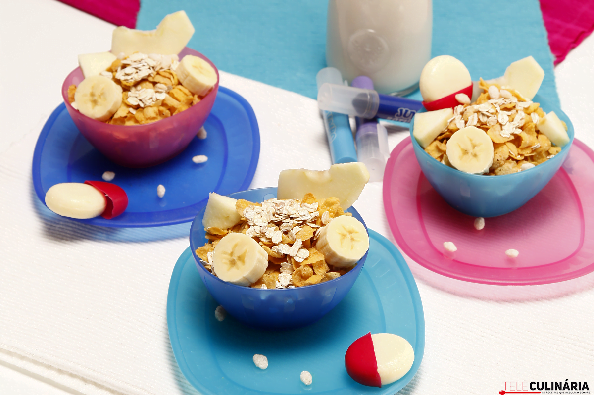 Flocos de cereais com leite de soja e fruta