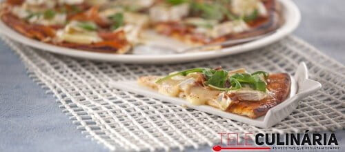 Pizza de queijo brie com presunto e rúcula