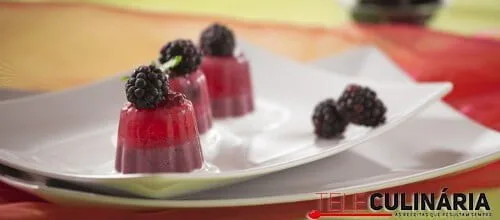 Delícia de amoras com gelado de nata