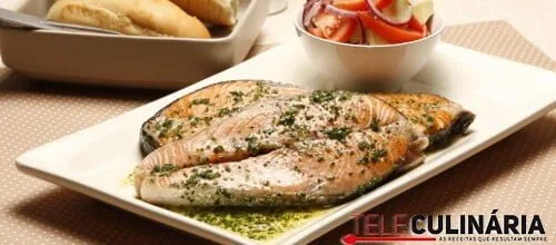 Salmão corado com molho fresco