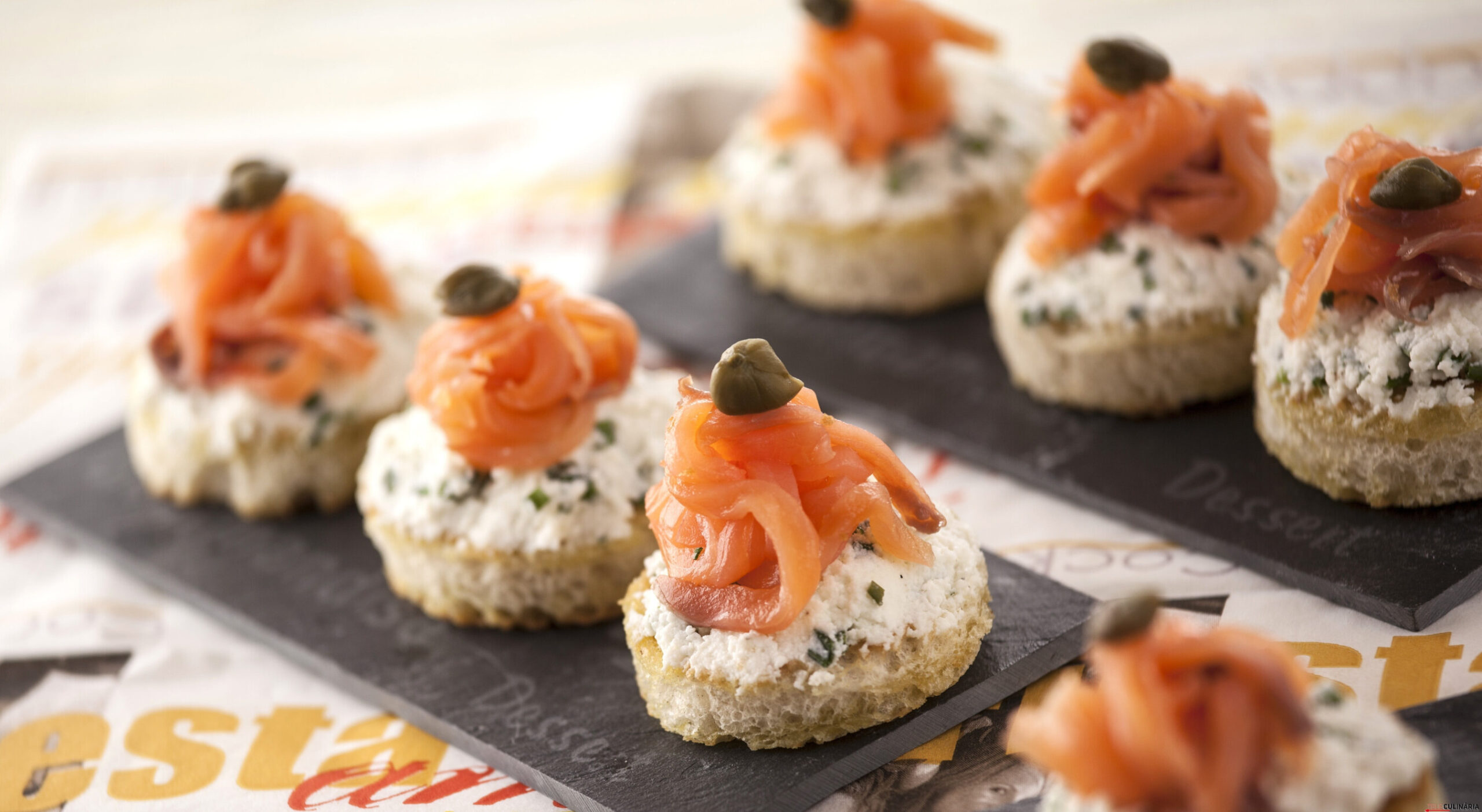 Canapés de salmão fumado e requeijão