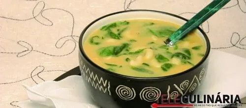 Sopa de grão com espinafres e massa