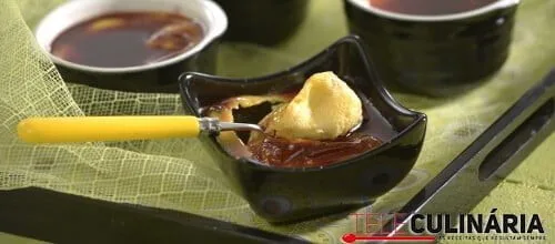 Pudim de leite com calda de Vinho do Porto