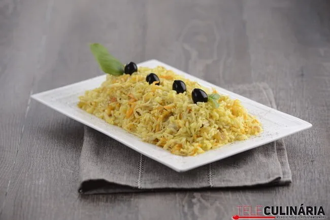 Arroz de frango solto com frutos secos
