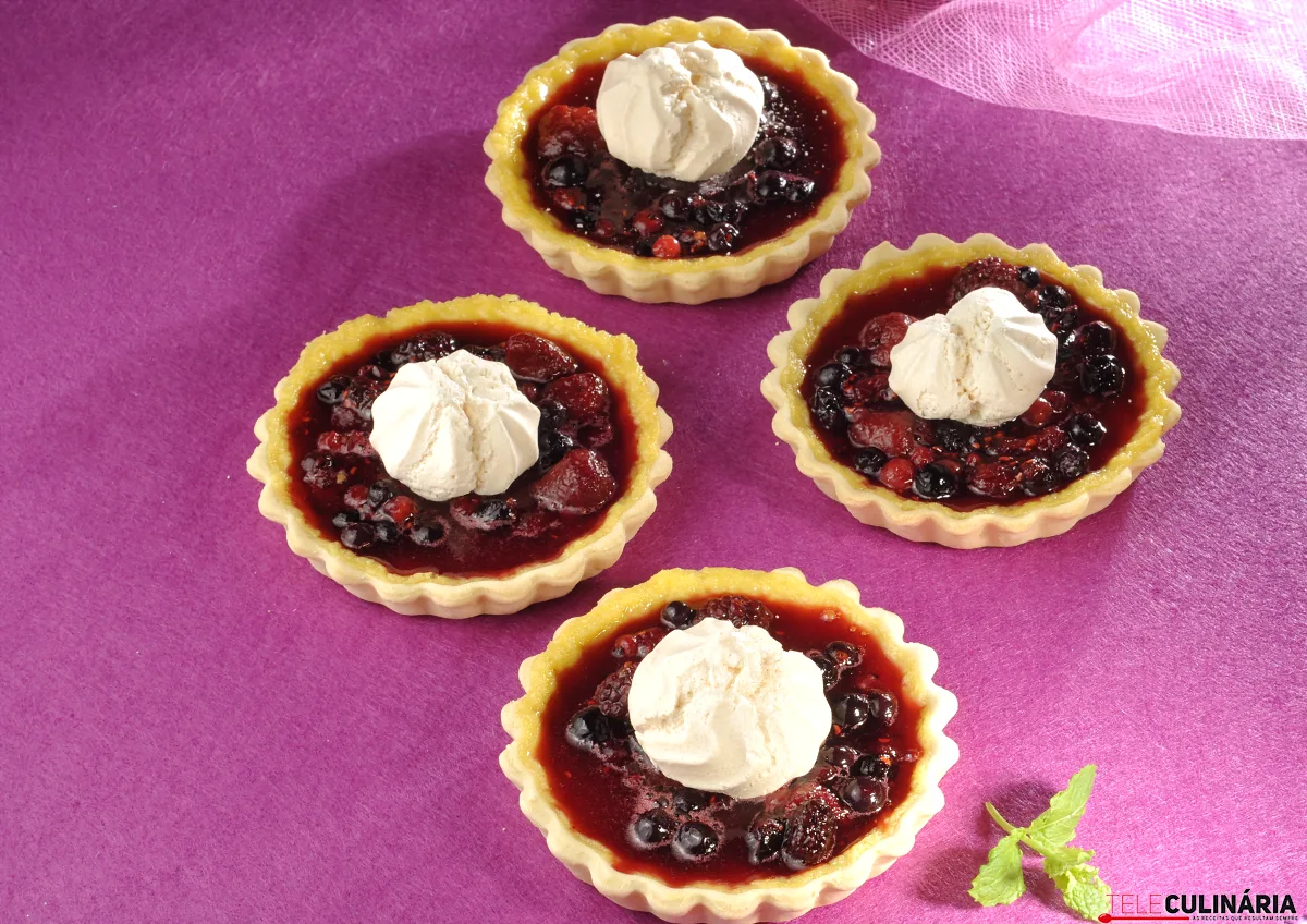 Tarteletes de frutos vermelhos e suspiros