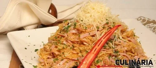 Ovos mexidos com batata-palha