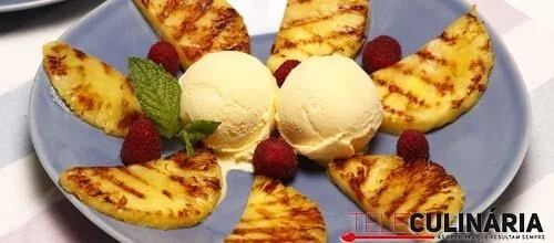 Abacaxi grelhado com bola de gelado light