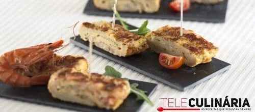 Omelete de camarão com alho e salsa