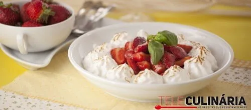 Morangos com Porto e chantilly