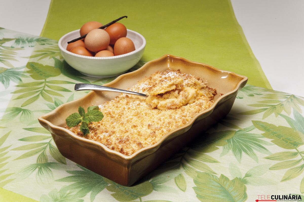 Bolo cremoso de farofa no tabuleiro