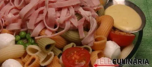 Salada de massa com fiambre e bolinhas de queijo