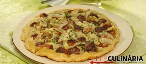 Tatin de salsichas e cebola