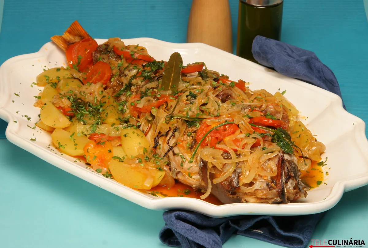 Peixe no forno com ervas do campo