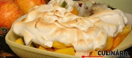 Salada de frutas merengada