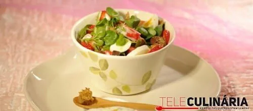 Salada fresca de agrião e delícias do mar