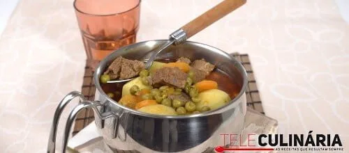 Carne de panela com cenouras e batatas