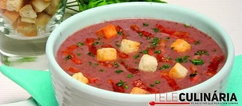 Creme de feijão encarnado com bacon e croutons