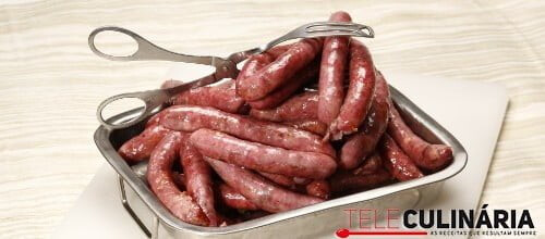 Salsichas frescas assadas no forno