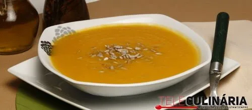 Sopa de batata-doce com sementes de girassol