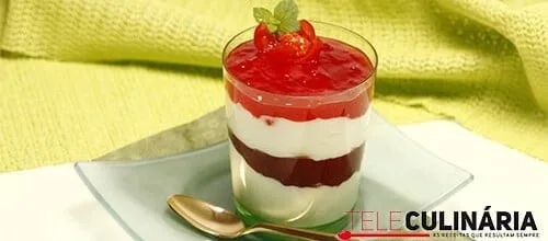 Delícia de iogurte com doce de tomate