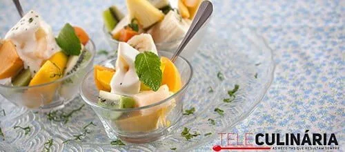 Frutas laminadas com molho de iogurte