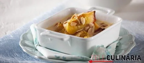 Pêssego assado no forno com creme de baunilha e amêndoa