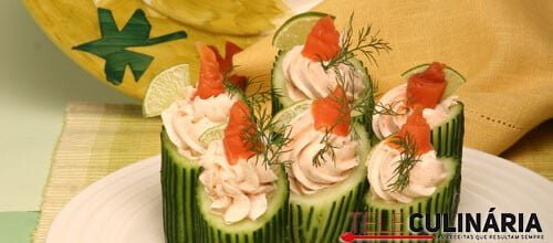Pepinos recheados com queijo creme e salmão fumado