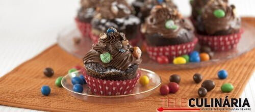 Muffins de chocolate coloridos