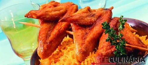 Asas de frango com arroz de açafrão