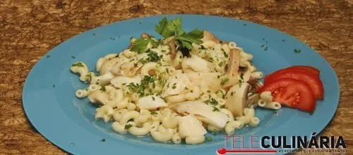 Salada de bacalhau quente com cogumelos