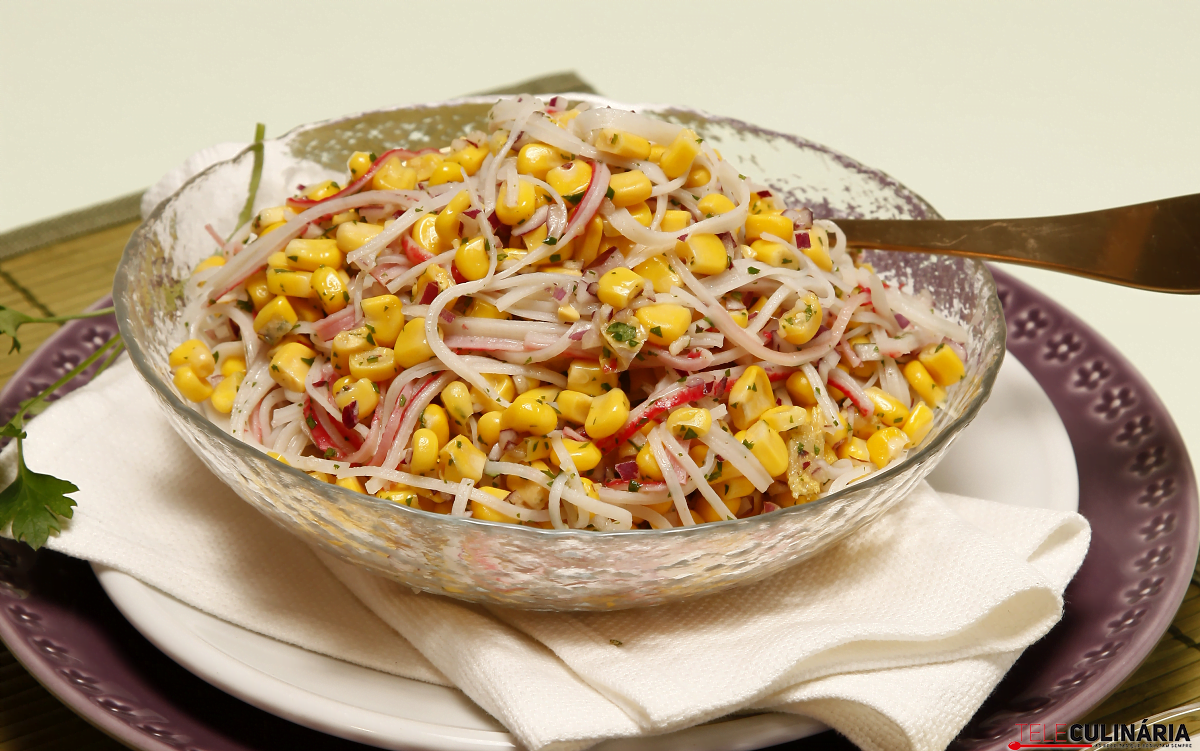 Salada de delícias do mar com milho e iogurte