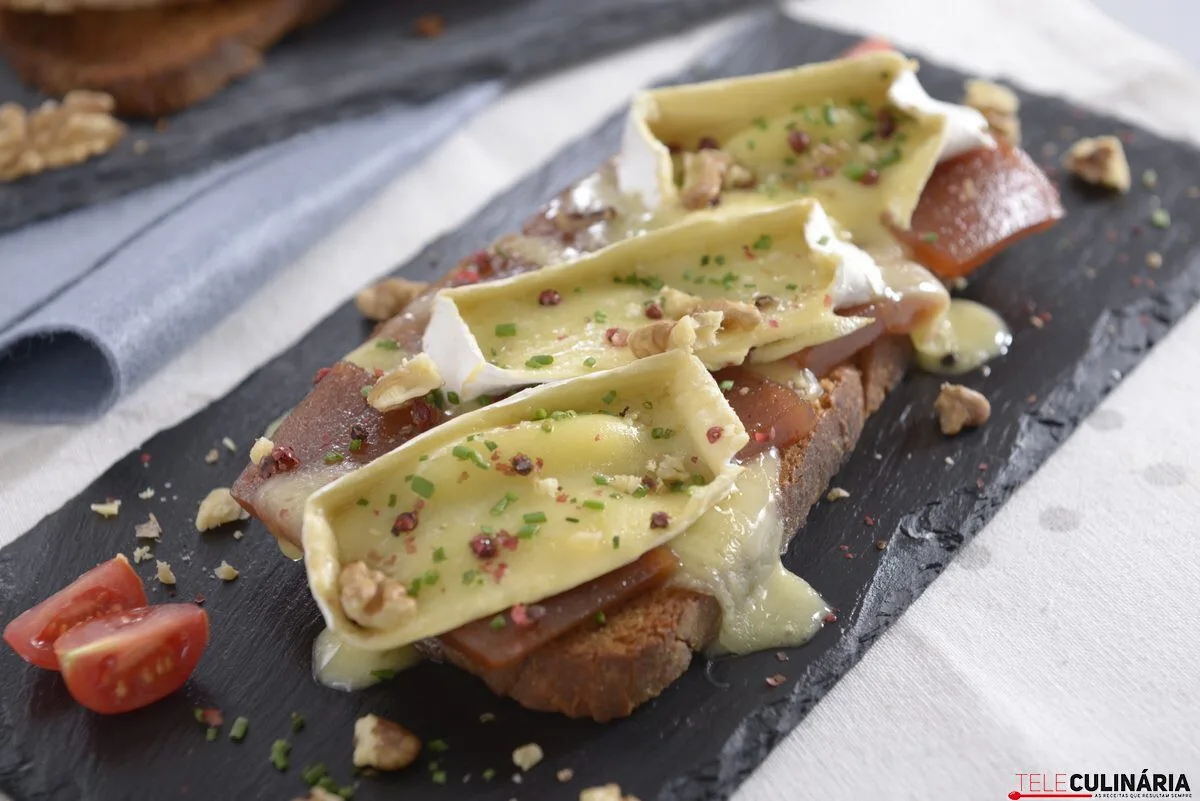Tostas de queijo brie e marmelada