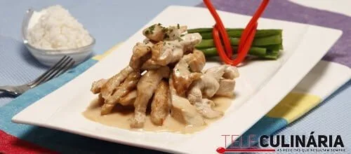 Bifes de peru com molho de estragão