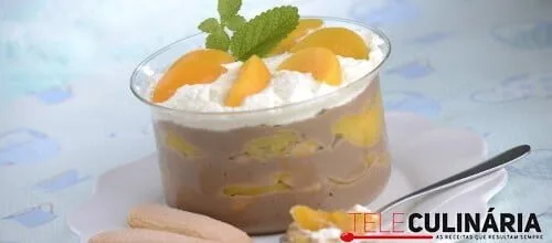 Pavê de fruta em calda