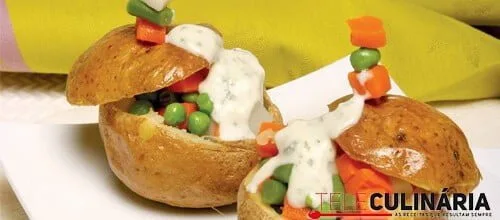 Batatas assadas recheadas com legumes e iogurte