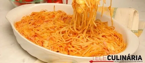 Esparguete com frango, fiambre e queijo