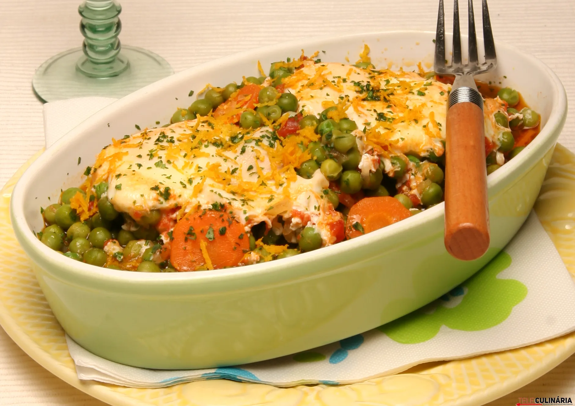 Ervilhas com ovo escalfado e raspa de laranja