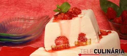 Flan de morangos com bolo