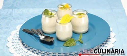 Tacinhas de iogurte com manga